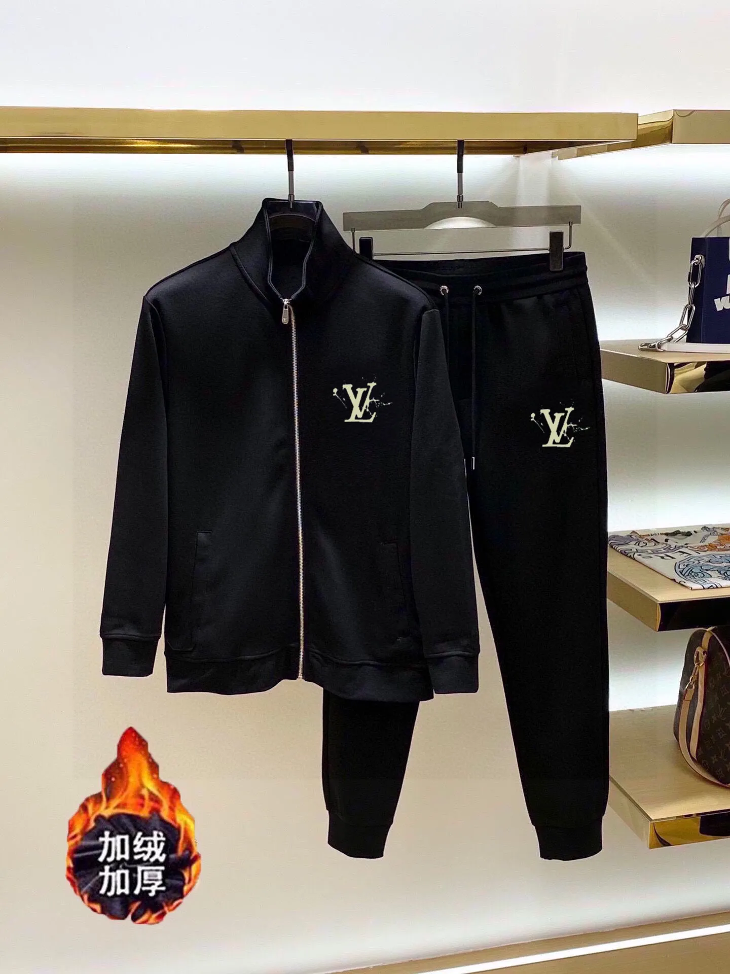 🅿️460 brand [LV Louis Vuitton] (velvet and thickened) 2025 spring new product, celebrities’ favorite fashion-flavored casual suit, clean and neat tailoring, full of urban style. It is made of high-quality customized fabrics, with excellent thermal insulation effect inside, soft and dry feel, and a crisp and stylish upper body effect. The three-dimensional cutting process and the pattern are all of high standards, and the silhouette version has the right benefits! It is not tight at all, and you feel good when you wear it. So many top-quality raw materials create high-end products with unparalleled value. It is the first choice for high-end fashion people. (Size: M-4XL can wear up to 200 pounds)